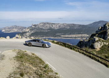 Erfolgreicher Roadtrip MissionXX - von Sindelfingen über die Schweizer Alpen nach Cassis an der Côte d’Azur. Der Mercedes-Benz VISION EQXX fährt über 1.000 km mit einer Batterieladung und einem Durchschnittsverbrauch von 8,7 kWh/100 km. 

Successful MissionXX road trip - from Sindelfingen across the Swiss Alps to Cassis on the Cote d'Azur. The Mercedes-Benz VISION EQXX sets efficiency record – over 1,000 km on a single battery charge and average consumption of 8.7 kWh/100 km.